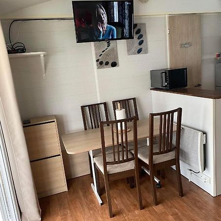 Mobil-Home 4/6 Personnes , Terrasse Couverte ,Piscine Chauffee . Biville-sur-Mer Exteriör bild